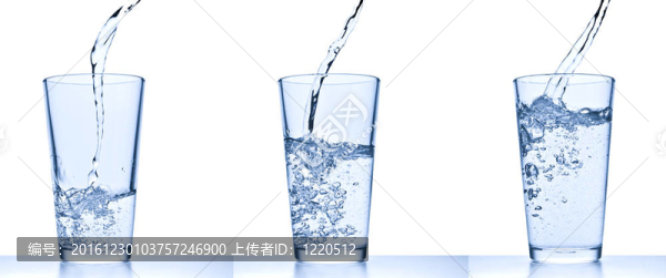 將水倒入玻璃