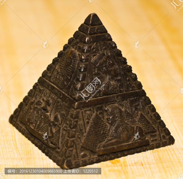 石頭金字塔雕像上角
