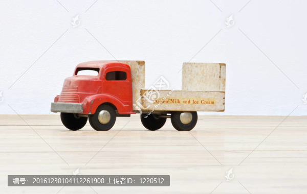老式玩具卡車