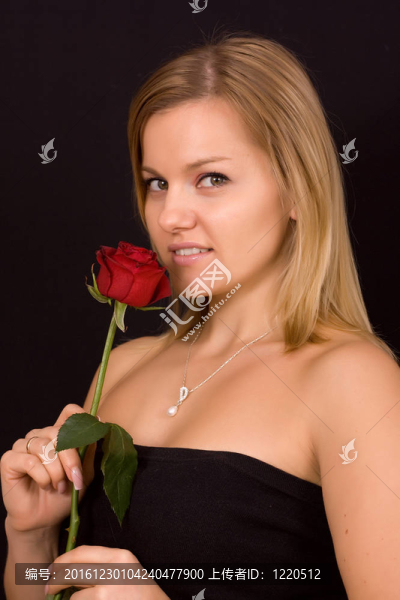 美麗的女人聞玫瑰