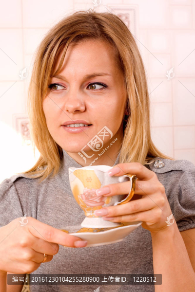 女人喝咖啡