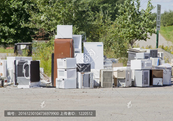 舊設(shè)備在垃圾場