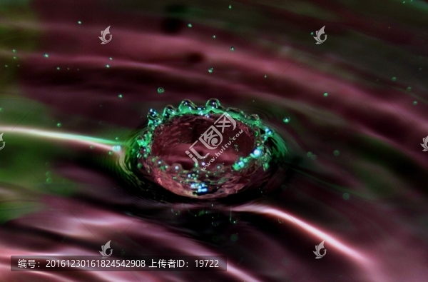 水滴滴下濺起的水紋