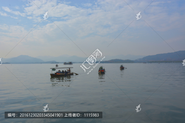 湖中觀光船