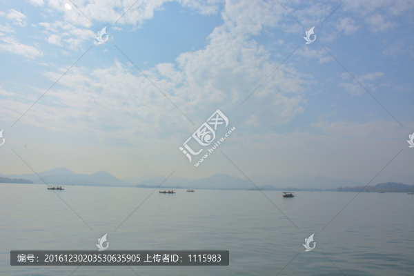 湖中小船