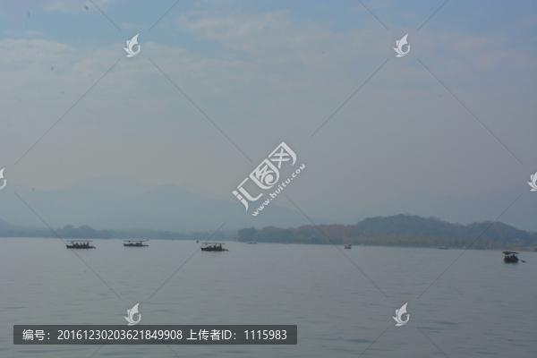 湖中小船