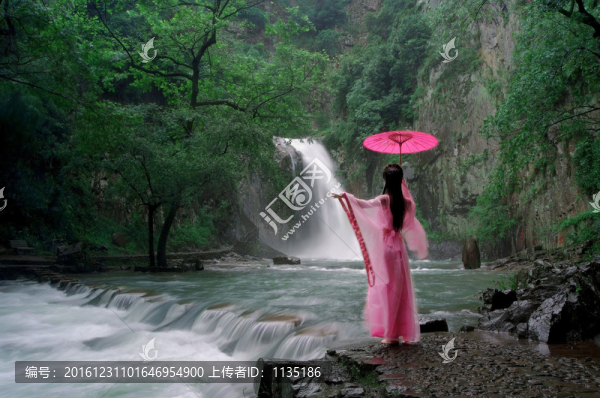 景區(qū)的撐傘女孩