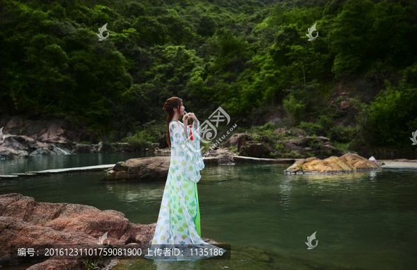 吹笛子的女孩