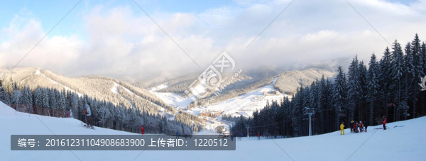 邊坡的bukovel滑雪場(chǎng)全景；烏克蘭