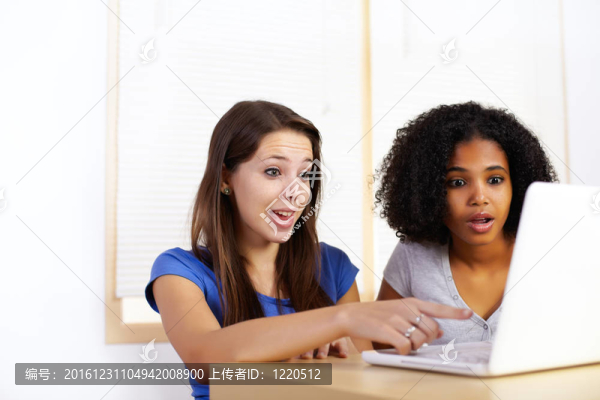 女孩使用筆記本電腦