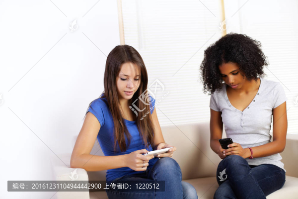 女孩使用手機(jī)