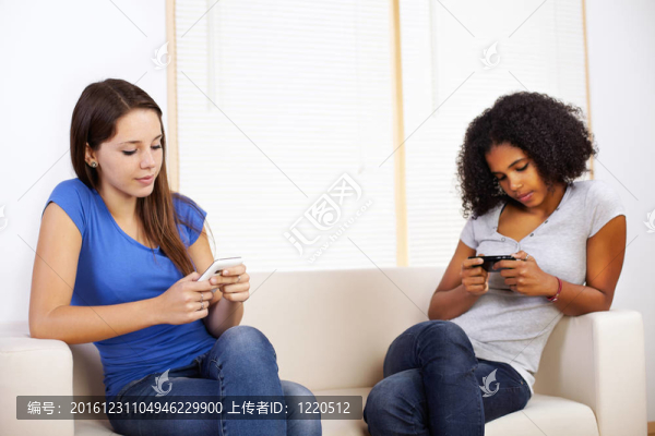 女孩使用手機