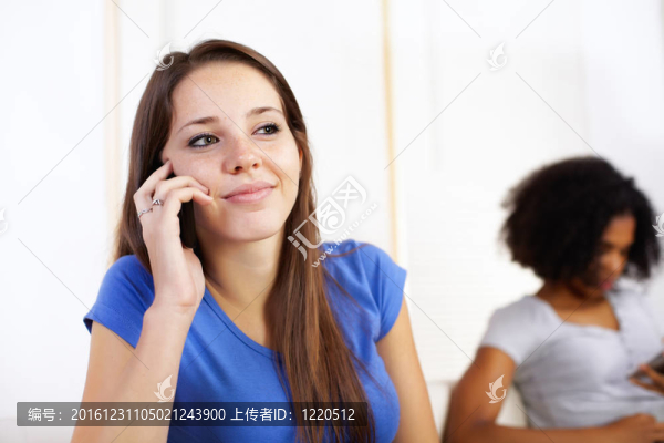 女孩用手機
