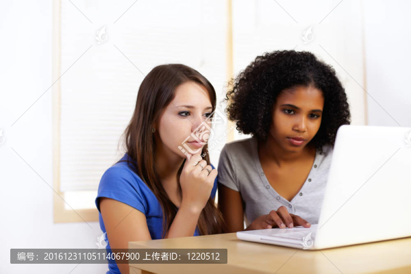 女孩使用筆記本電腦