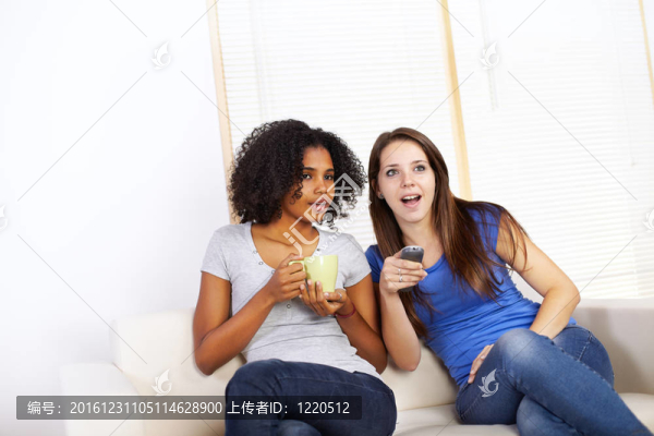 可愛的女孩看電視