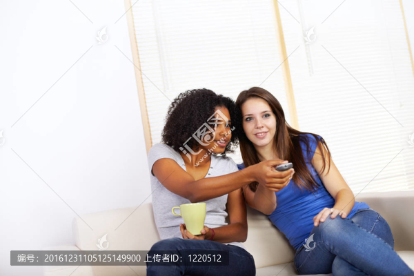 可愛(ài)的女孩看電視