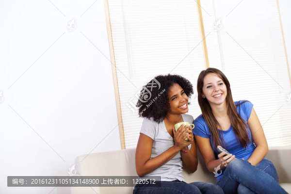 可愛的女孩看電視
