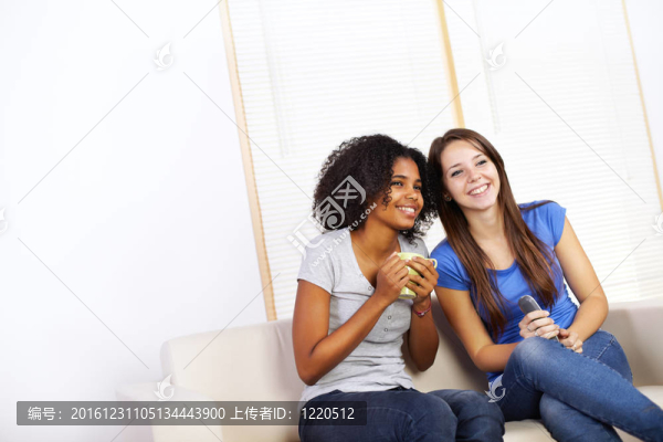可愛的女孩看電視
