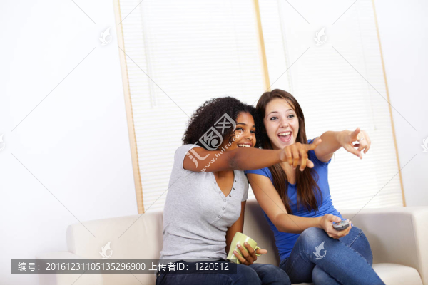 可愛的女孩看電視
