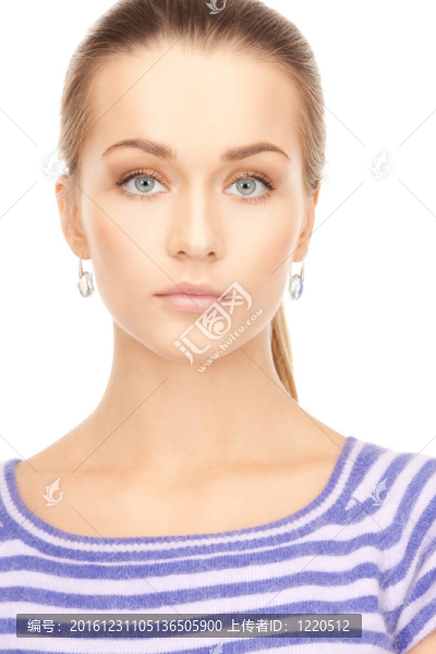 可愛(ài)的女人在條紋毛衣