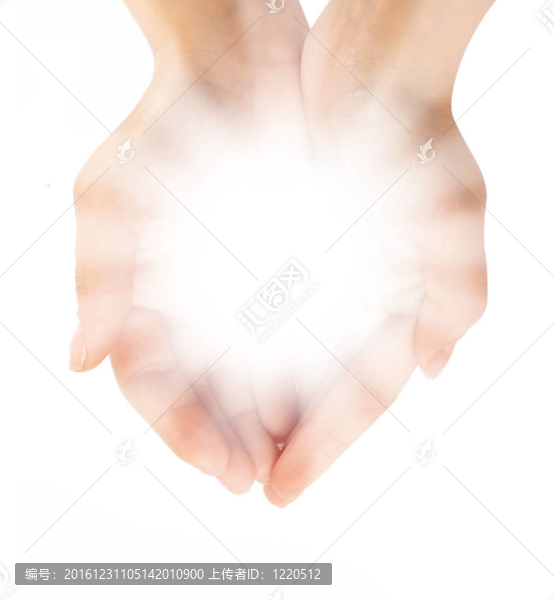 女人手中握著燦爛的光芒在黑暗中閃耀