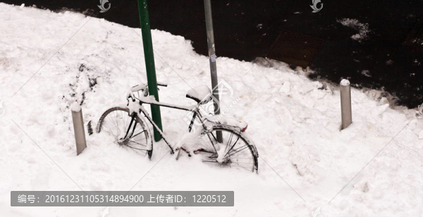 雪覆蓋的自行車