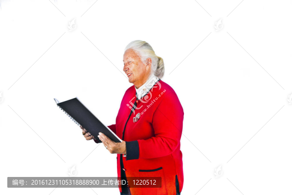 微笑迷人的老年婦女在讀書(shū)和演講