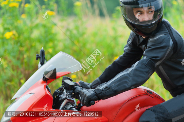 人像帥哥頭盔坐摩托車