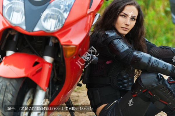 美麗的年輕女子斜騎摩托車