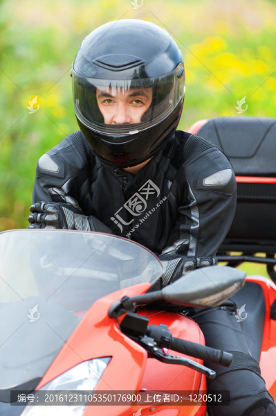 尼斯尼斯年輕男子坐摩托車