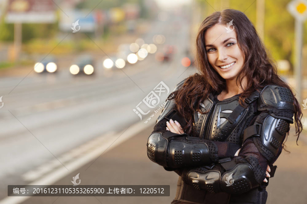 畫(huà)像年輕迷人女子站在路邊