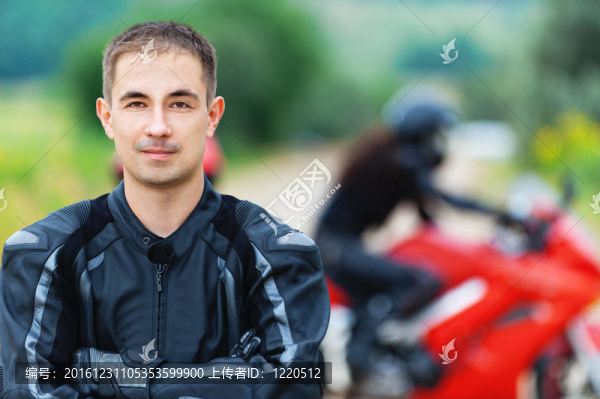 年輕的帥小伙騎摩托車