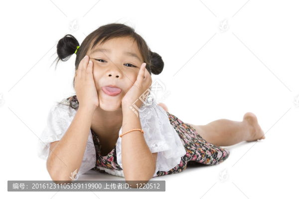 可愛的亞洲女孩伸出舌頭