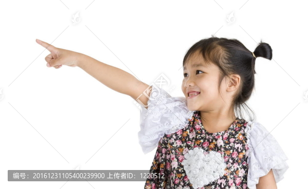 女孩指著某物