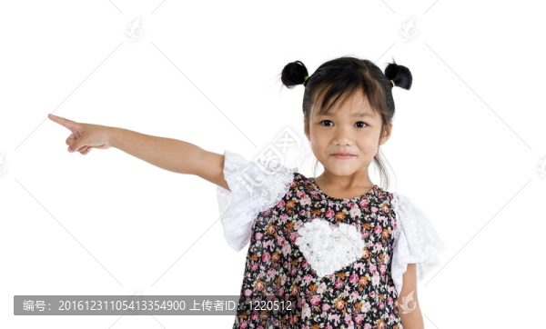 女孩指著一邊