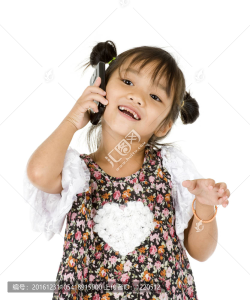 快樂的小女孩在電話里