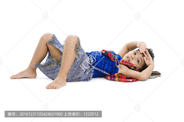 可愛的小女孩躺在地板上