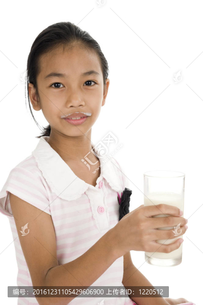 小小的一杯牛奶