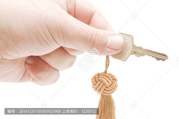 從門上拿著鑰匙的人的手