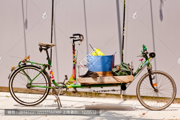 長(zhǎng)的舊自行車(chē)