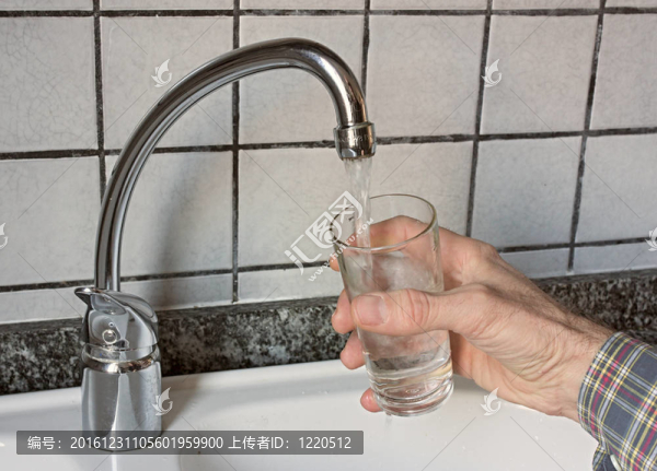 自來(lái)水灌裝玻璃