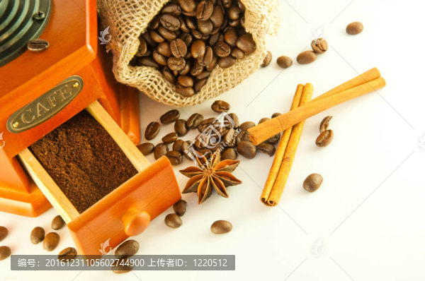在復(fù)古風(fēng)格的咖啡研磨機(jī)；帶有茴芹和肉桂咖啡粒