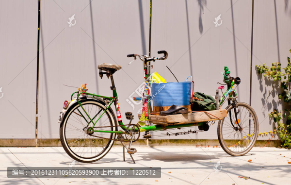 長(zhǎng)的舊自行車(chē)