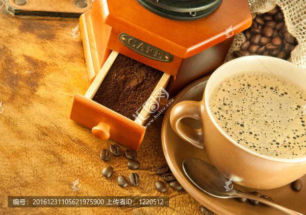 在復(fù)古風(fēng)格的咖啡研磨機(jī)；一杯咖啡在田莊的背景