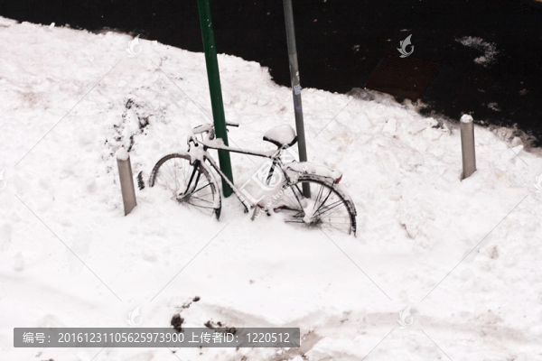 雪覆蓋的自行車