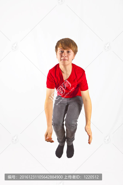 快樂的男孩與紅色的襯衫跳躍