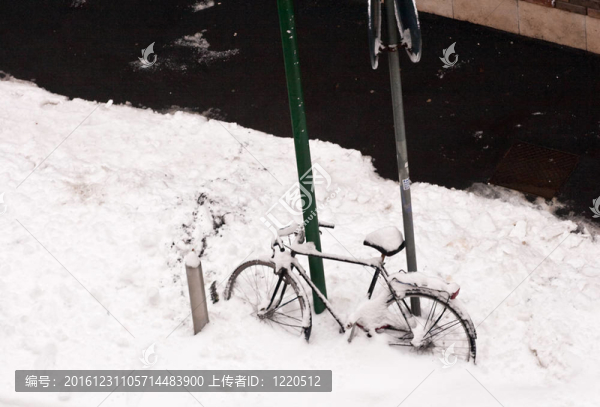 雪覆蓋的自行車