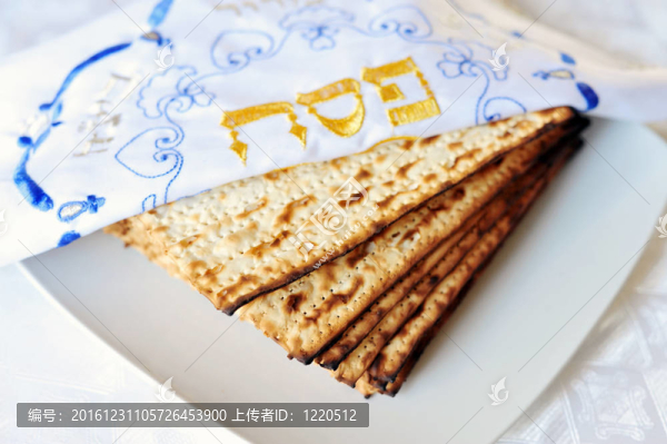 傳統(tǒng)的猶太面包片在逾越節(jié)家宴桌。逾越節(jié)是猶太人的主要節(jié)日和節(jié)日。它是為了紀念出埃及記的故事；在古代以