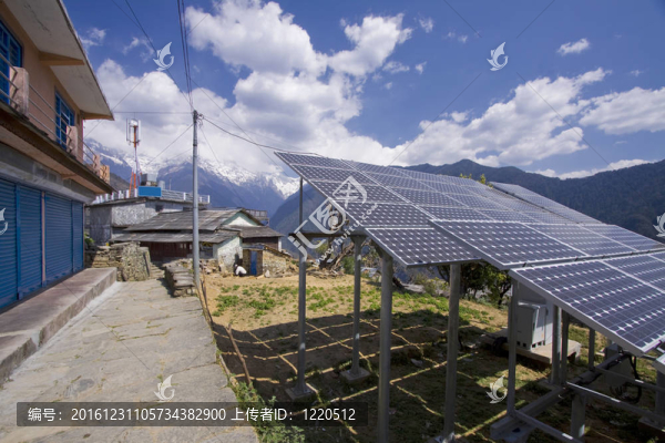 山地景觀太陽(yáng)能電池板