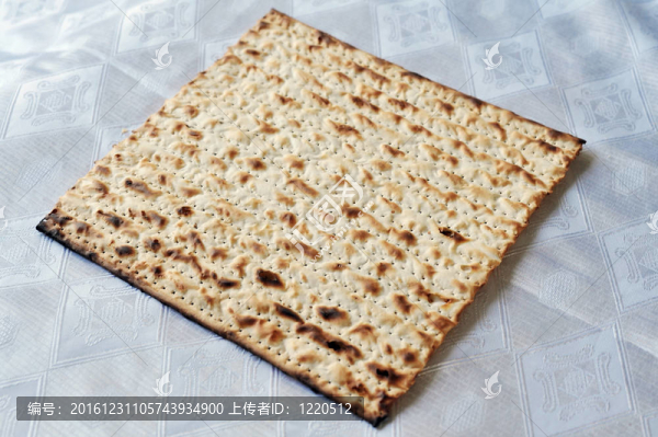 傳統(tǒng)的猶太面包片在逾越節(jié)家宴桌。逾越節(jié)是猶太人的主要節(jié)日和節(jié)日。它是為了紀(jì)念出埃及記的故事；在古代以
